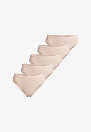 Vijf beige katoenen damesslips diagonaal gerangschikt op een witte achtergrond, met voor- en zijaanzichten en elastische taillebanden.