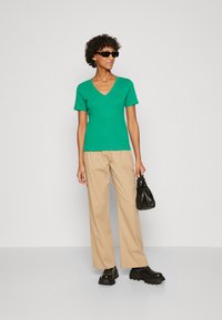 Tommy Hilfiger SLIM CODY - Jednoduché tričko - olympic green