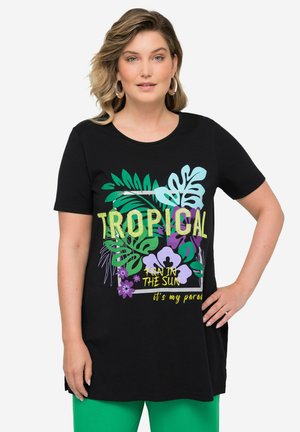 Černé bavlněné tričko s krátkým rukávem, zdobené tropickou grafikou s zelenými listy, fialovými květinami a žlutým nápisem "TROPICKÁ ZÁBAVA NA SLUNCI."