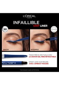 Eyeliner gel rétractable bleu avec une prise texturée, une pointe de précision et une éponge de mélange à l'extrémité ; l'emballage présente un fond noir et un texte blanc.