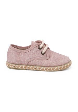 Baskets en toile rose avec une finition texturée, bout rond et accents en corde beige clair sur la semelle. Comprend deux œillets pour les lacets.