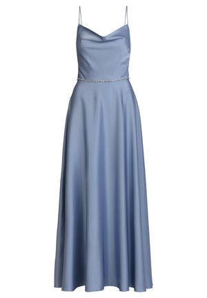 Robe de soirée sans manches en satin bleu avec bretelles spaghetti et une fine ceinture en strass à la taille, longueur au sol.
