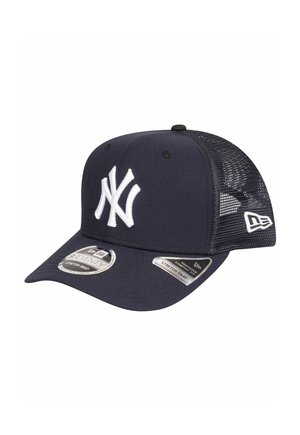 Casquette de baseball bleu marine avec logo brodé blanc, dos en filet et visière courbée. Équipée d'une fermeture snapback ajustable et d'étiquettes de logo.