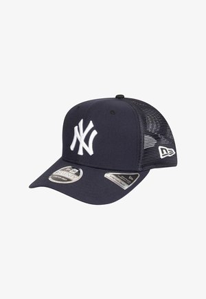 Marineblaue Baseballmütze mit weißem gesticktem Logo, Netzrücken und gebogenem Schild. Verfügt über eine verstellbare Snapback-Verschluss und Logo-Tags.