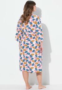 Kimono con motivo floreale caratterizzato da foglie blu, oro e rosa su uno sfondo bianco, con maniche a tre quarti e cintura in vita.