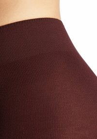 Leggings in texture bordeaux presentano una ampia vita a coste e una silhouette della gamba liscia e aderente, progettate per comfort e supporto.
