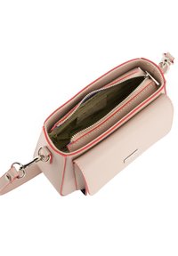 Lyserød læderhandbag med rød kant, lynlåslukning og en indvendig lynlåslomme. Har en aftagelig rem og definerede hjørner.