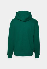 Bluza z kapturem w jednolitym, ciemnozielonym kolorze, wykonana z miękkiej mieszanki bawełny, o luźnym kroju, z prążkowanymi mankietami i dołem, bez widocznych znaków towarowych.