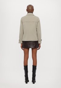 MICHAEL Michael Kors Šineļveida mētelis - dusty sage