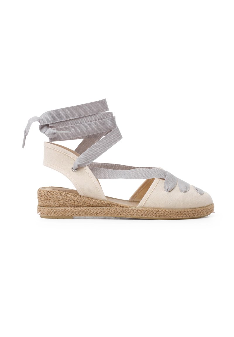 Sandale espadrille avec une tige en toile beige, des liens grisés et un talon en jute. Design à bout ouvert avec des détails entrecroisés.