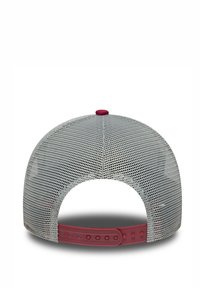 Gorra de malla gris con una correa ajustable de plástico rojo en la parte posterior. Corona redonda con un botón en la parte superior. Material ligero y transpirable.