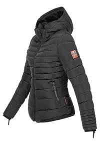 Svart puffjacka med huva, quiltat mönster, dragkedja fram, två sidofickor och en logotyp med patch på vänster ärm. Mjuk innerfoder.
