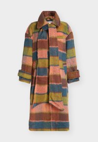 Casaco xadrez multicolorido feito de tecido texturizado. Apresenta gola, mangas compridas, dois bolsos frontais e um cachecol combinado. As cores incluem verde, rosa e azul.