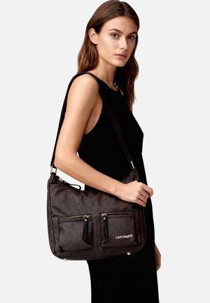 Borsa a tracolla marrone con finiture dorate, doppie tasche frontali con zip e tracolla. Realizzata in materiale resistente.