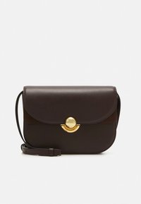 Borsa a tracolla in pelle marrone con chiusura a patta, caratterizzata da un dettaglio in metallo dorato a forma circolare e un pannello in suede texturizzato sul davanti.