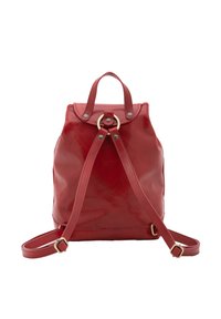 Sac à dos en cuir rouge avec une finition brillante, une poignée supérieure, des bretelles réglables, des accents dorés et une fermeture à rabat arrondi.