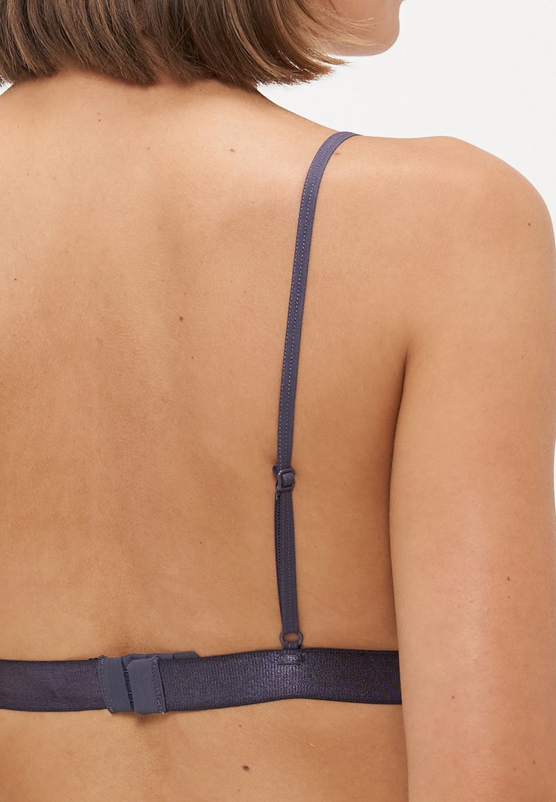 Marineblauer BH mit dünnen Trägern, einer glatten Textur und einem Haken- und Ösenverschluss. Verfügt über ein elegantes Design mit minimalistischen Details.