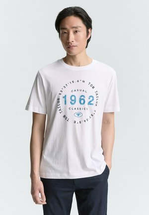 Hvid bomulds T-shirt med et rundt grafisk design, der har blå tekst, herunder "1962" og "Tom Tailor", og den er i en afslappet pasform.