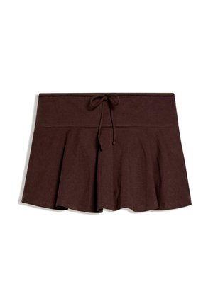 Jupe plissée marron foncé avec large ceinture et cordon de serrage au centre devant, posée à plat sur fond blanc.