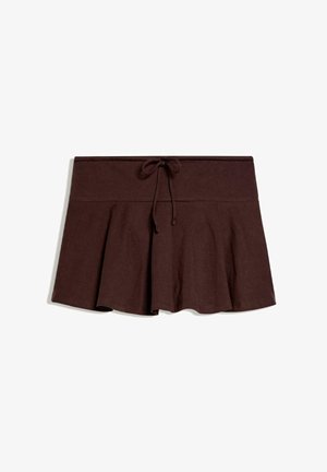 Sötétbarna, pliszírozott szoknya széles derékpánttal és elöl középen megkötős zsinórral, fehér háttéren lefektetve.