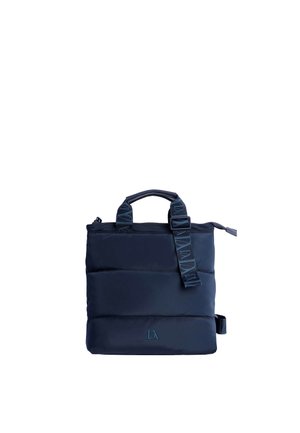 Bolso acolchado negro de forma cuadrada con asas cortas, una correa de hombro con estampado y un pequeño logo triangular en la parte delantera.