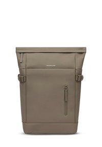 Beige Rolltop-Rucksack aus strukturiertem Material. Verfügt über eine Reißverschlusstasche, verstellbare seitliche Riemen und ein Logo an der Vorderseite in der Mitte.