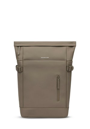 Beige roltop rugzak gemaakt van geTextureerd materiaal. Voorzien van een ritsvak, verstelbare zijbanden en een logo aan de voorkant in het midden.