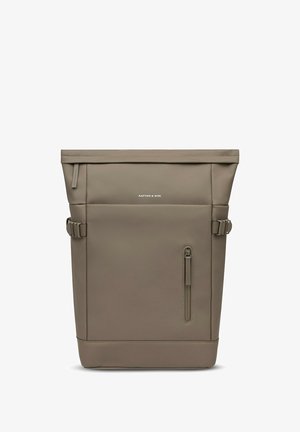 Beige Rolltop-Rucksack aus strukturiertem Material. Verfügt über eine Reißverschlusstasche, verstellbare seitliche Riemen und ein Logo an der Vorderseite in der Mitte.