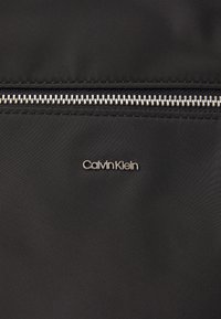Calvin Klein BUSINESS TECH SUIT CARRIER - Uzvalka maiss - black