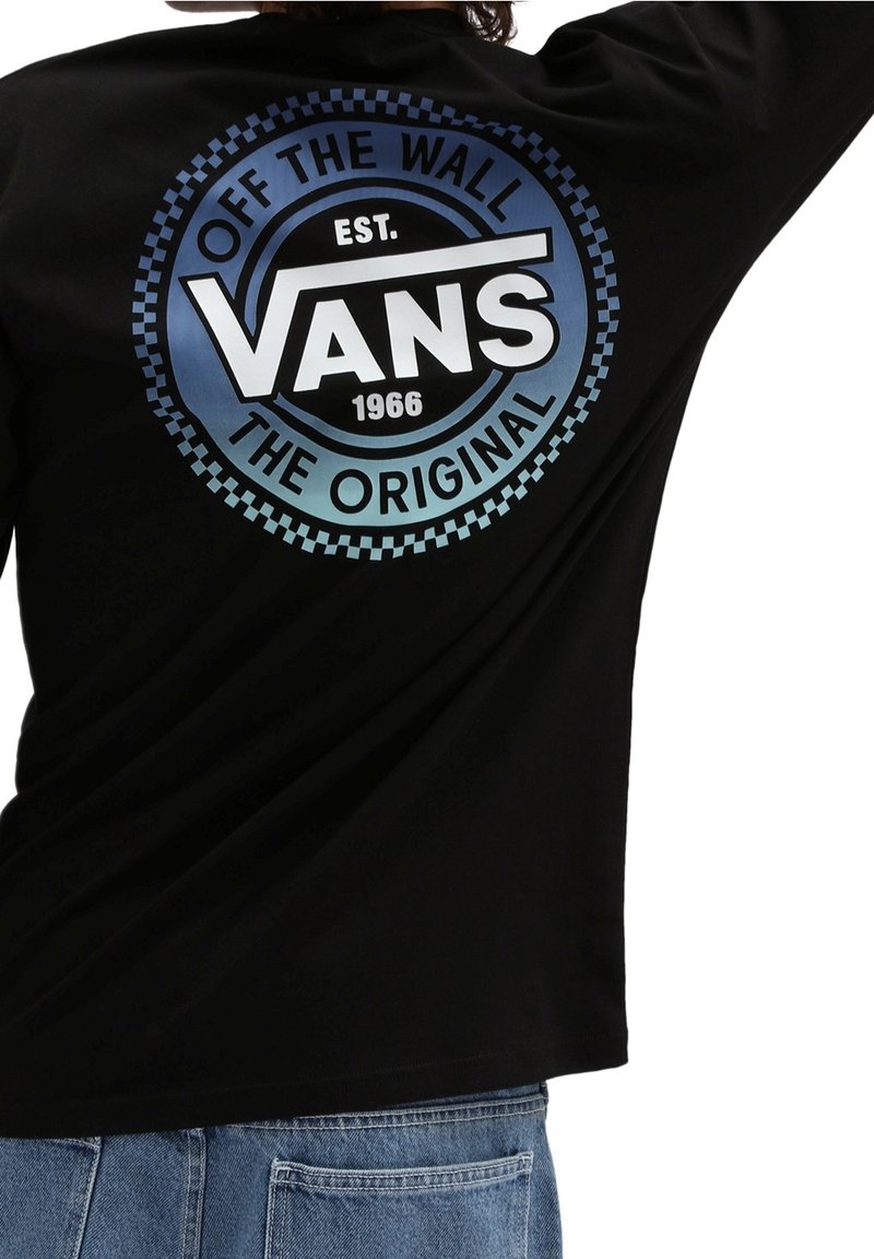 Schwarzes Langarmshirt mit einem großen, runden Vans-Logo in Blau und Weiß auf der Rückseite, umgeben von einem karierten Rand.