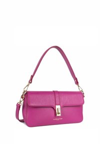 Borsa a tracolla in pelle fucsia con chiusura a patta, hardware dorato e tracolla rimovibile. Texture liscia con una leggera finitura a granello.