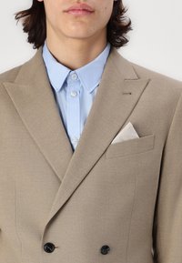 Isaac Dewhirst THE PREMIUM BLEND  - Κοστούμι - taupe