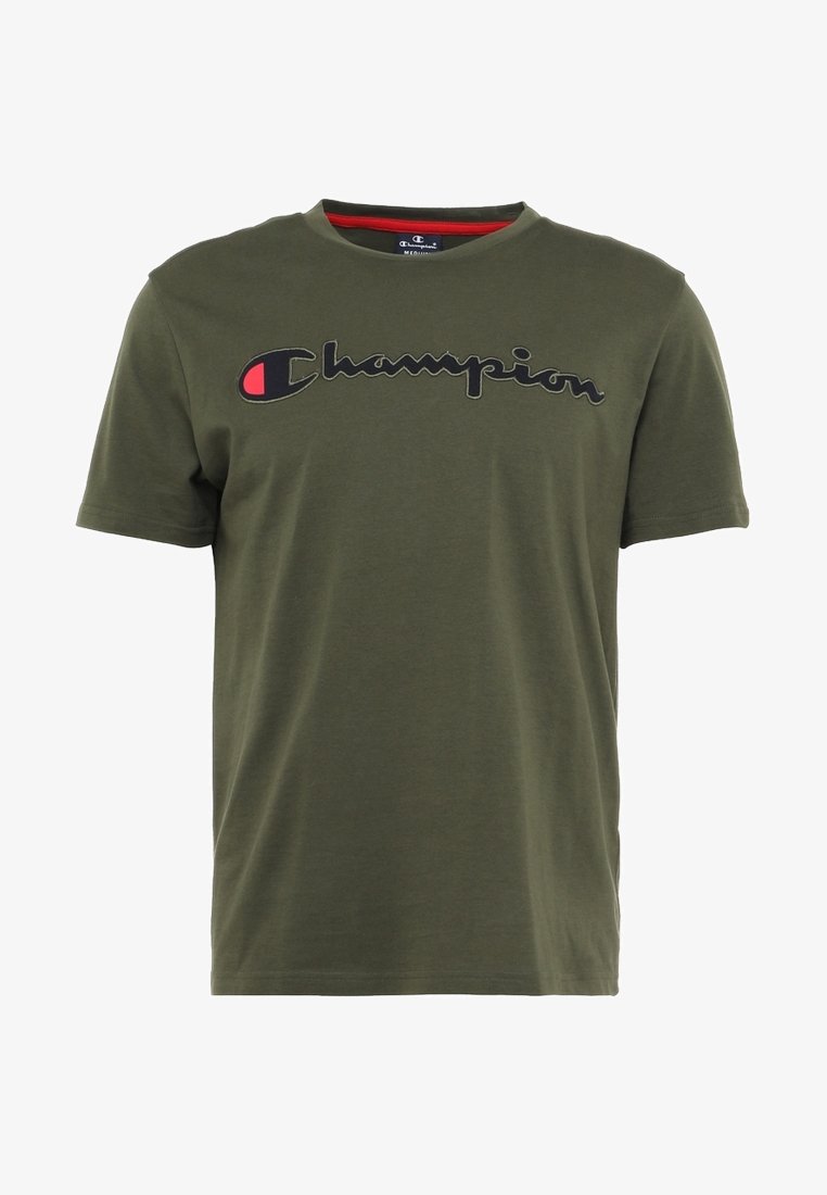 Olive green cotton t-paita, jossa on suuri musta brodeerattu "Champion" logo, pyöreä kaula-aukko ja lyhyet hihat. Yksinkertainen muotoilu ilman kuvioita.