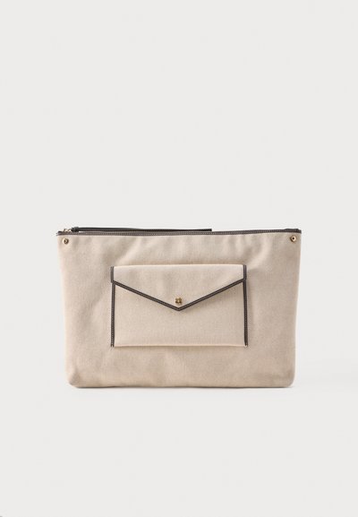 Μπεζ υφασμάτινο τσαντάκι χειρός με μαύρη επένδυση, που διαθέτει μπροστινή τσέπη με καπάκι και χρυσό κουμπί, καθώς και πάνω φερμουάρ.