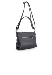 Sort læder crossbody taske med en justerbar rem og en frontlomme med lynlås, vist mod en hvid baggrund.