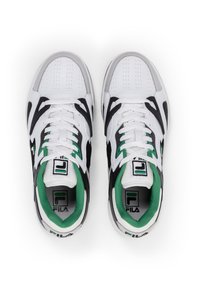 Zapatillas deportivas blancas con detalles en negro y verde, parte superior sintética perforada, cordones planos y cuello acolchado para mayor comodidad.