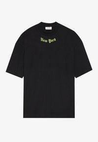 Tricou din bumbac negru, cu mâneci scurte, guler rotund și inscripția "New York" imprimată în font gotic verde strălucitor pe piept.