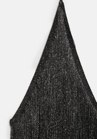 Fekete, háromszög alakú szövet csillogó függőleges szálakkal és masszív szegéllyel fehér háttéren.