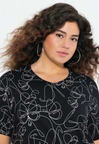 Ulla Popken SHORT SLEEVE TEE - Camiseta estampada - black