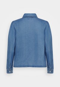 Džínová bunda v světle modré barvě, s dlouhými rukávy, klasickým límcem a manžetami na knoflíky. Hladká textura a jednoduchý design, bez vzorů.