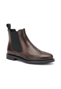 Stivale Chelsea in pelle marrone con punta arrotondata, pannello laterale elastico, dettagli brogue e tacco in gomma nera basso.