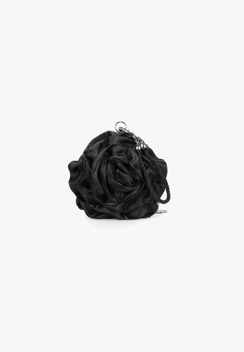 Pochette de soirée en satin noir en forme de rose avec une bandoulière de poignet torsadée et une fermeture argentée sur fond blanc.