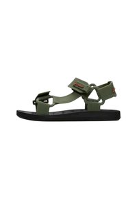Sandal verde da esterno con cinturini regolabili, suola testurizzata e suola nera. Presenta hardware silver e un accento del logo rosso.