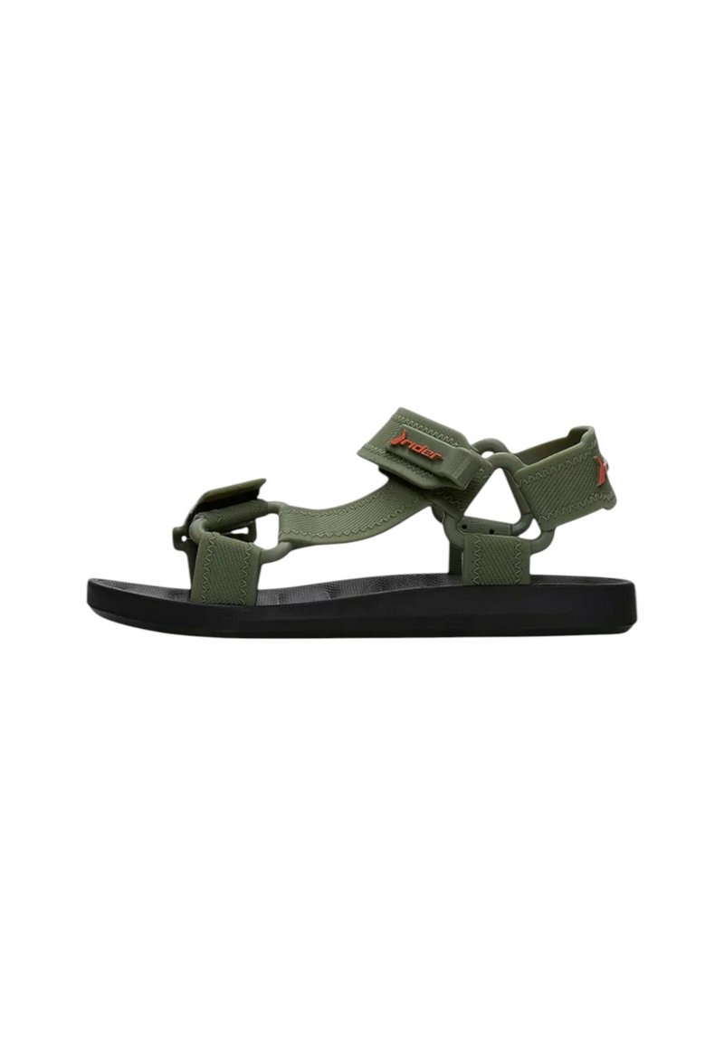 Sandal verde da esterno con cinturini regolabili, suola testurizzata e suola nera. Presenta hardware silver e un accento del logo rosso.