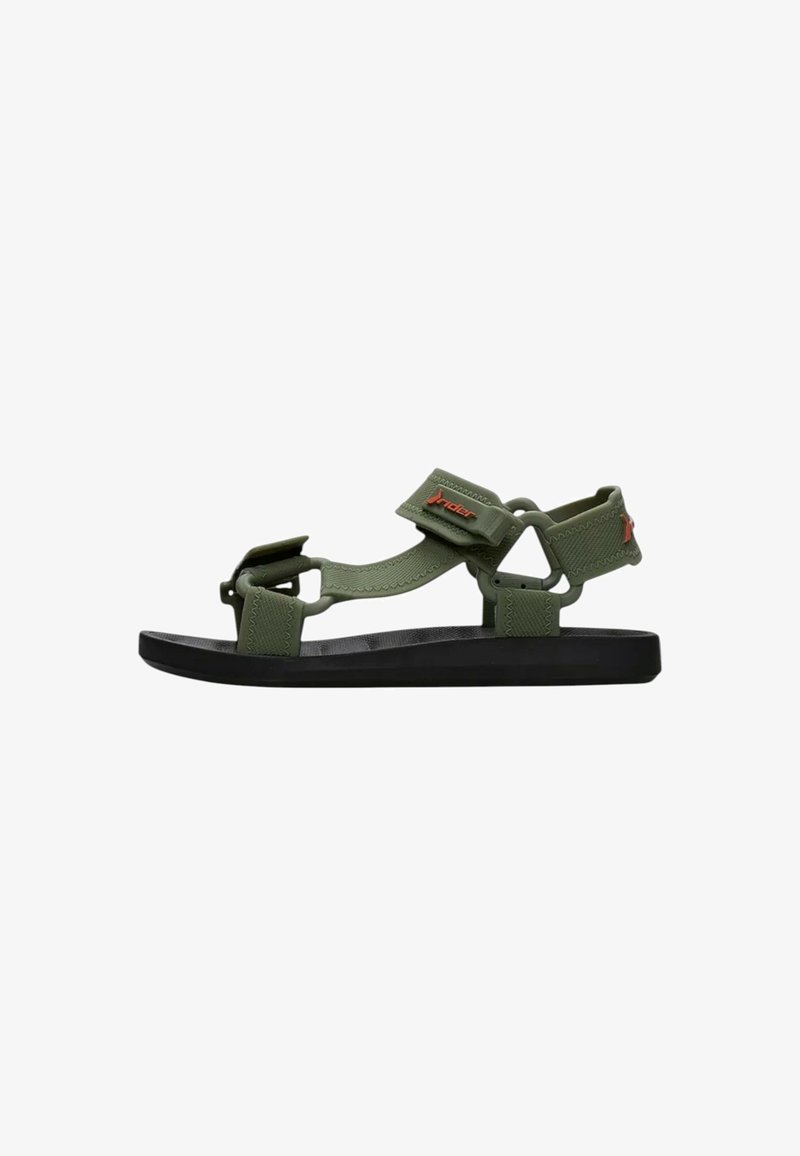 Sandal verde da esterno con cinturini regolabili, suola testurizzata e suola nera. Presenta hardware silver e un accento del logo rosso.