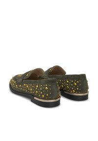 Mocassini verde scamosciato con borchie dorate sulla parte superiore e suola in gomma nera con un accento metallico sul tallone.