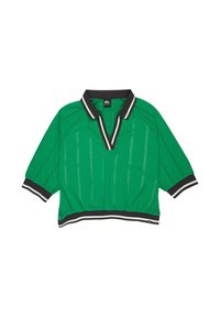 Pull-over vert avec un col rayé noir et blanc, des manches courtes et des détails en lignes verticales sur un tissu tricoté texturé.