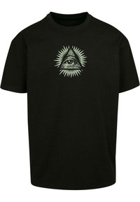 Sort bomulds T-shirt med et grønt grafisk design af et øje inden i en trekant, omgivet af strålende linjer. Korte ærmer og rund hals.