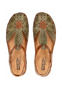 Sandalias de dedo abiertas hechas de cuero de un verde oliva oscuro con recortes florales, detalles marrones y una correa marrón. Plantillas de cuero natural.