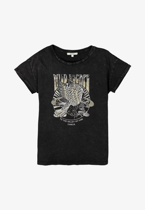 Musta lyhythihainen t-paita, jossa on vintage-tyylinen kotka-aiheinen grafiikka ja teksti "Wild Escape to the Valley of Fire Garcia" edessä.